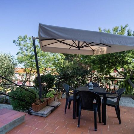 Luminoso Appartamento Con Ampia Terrazza San Bartolomeo Al Mare Eksteriør bilde